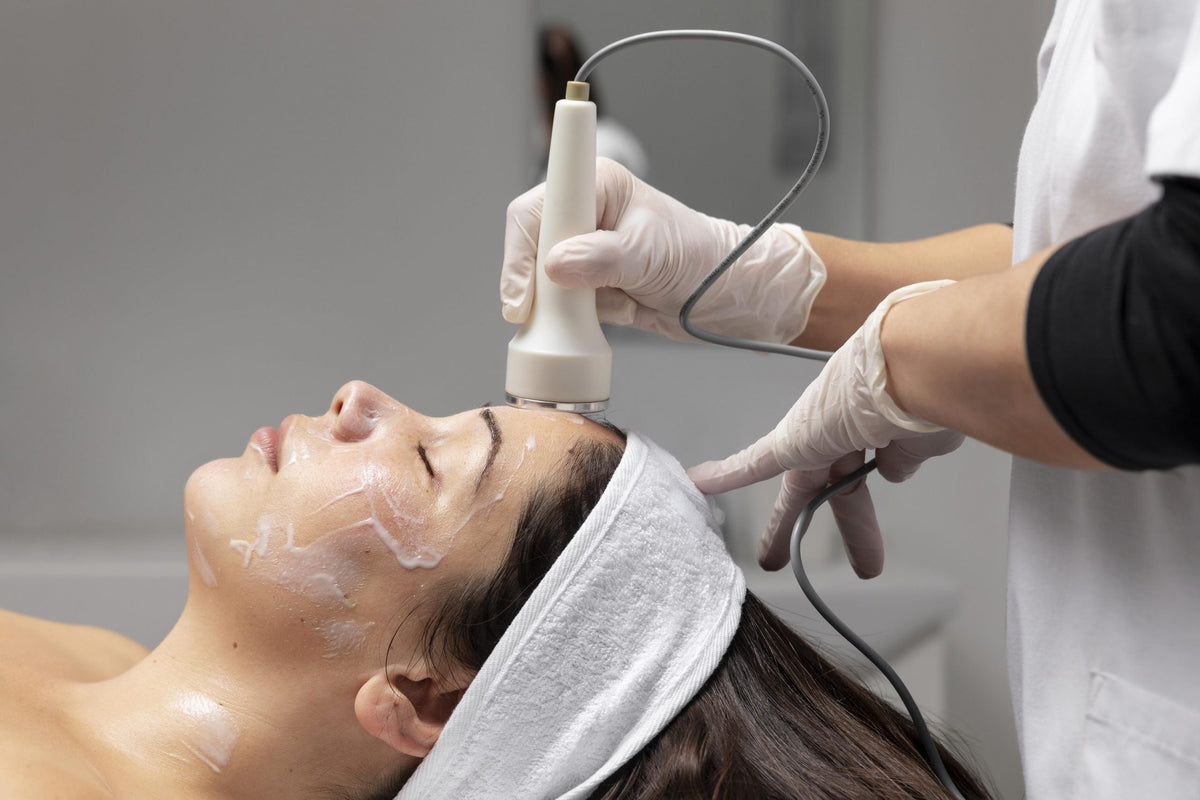 Aesthetician performing a Geneo oxygen facial on an acne-prone client at Fusion Medispa in Tampa, FL